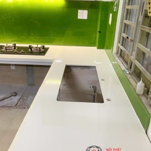Mặt Bếp Đá Lamar Trắng Trơn & Bậc Cấp Kim Sa Trung – Thi Công Dự Án Khách Tân Hiệp 24, Huyện Hóc Môn