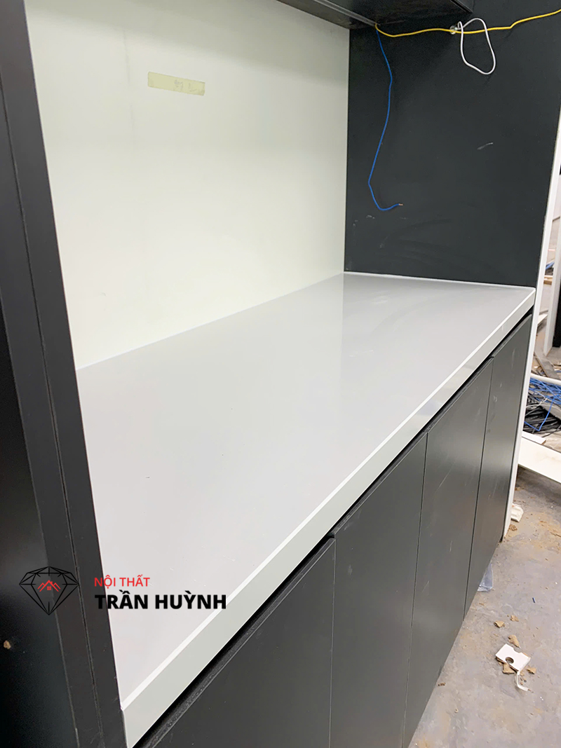 Mặt Bếp Đá Xám Trắng Hoa Cương Nhân Tạo Dự Án 46A Lê Trung Nghĩa, Tân Bình: Giải Pháp Tuyệt Vời Cho Không Gian Bếp Hiện Đại