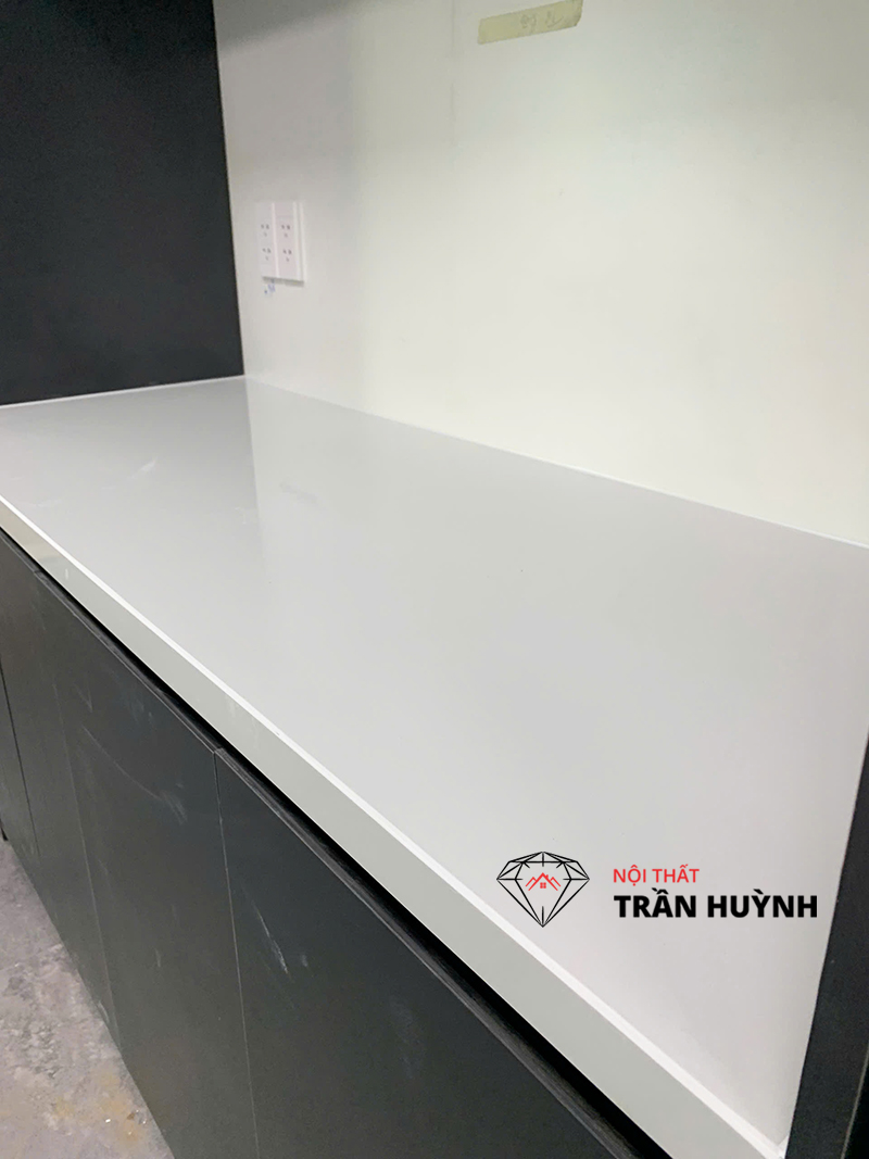 Mặt Bếp Đá Xám Trắng Hoa Cương Nhân Tạo Dự Án 46A Lê Trung Nghĩa, Tân Bình: Giải Pháp Tuyệt Vời Cho Không Gian Bếp Hiện Đại