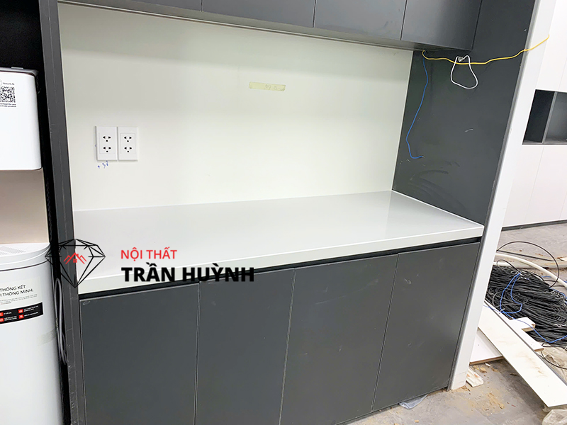 Mặt Bếp Đá Xám Trắng Hoa Cương Nhân Tạo Dự Án 46A Lê Trung Nghĩa, Tân Bình: Giải Pháp Tuyệt Vời Cho Không Gian Bếp Hiện Đại