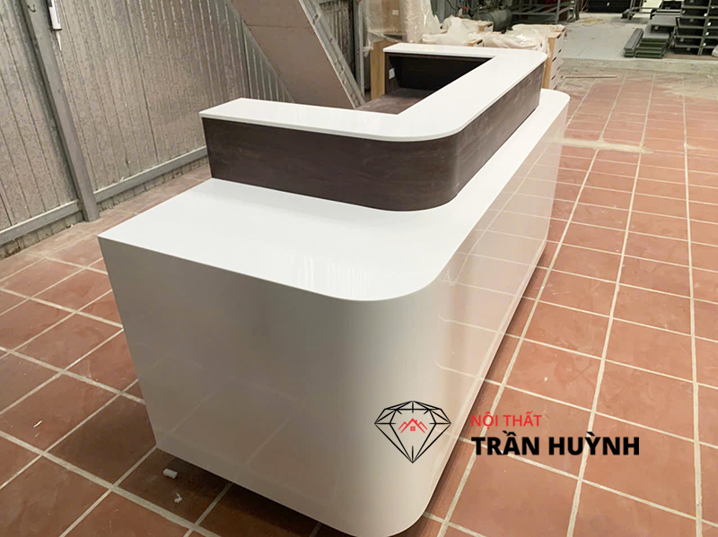 Dự Án Văn Phòng Quận 7: Quầy Lễ Tân Đá S105 MILD WHITE Tinh Tế & Hiện Đại