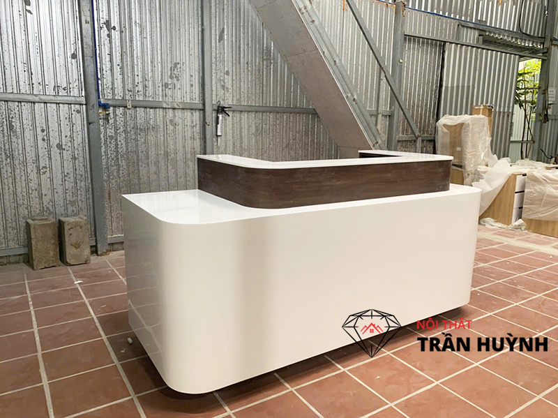 Dự Án Văn Phòng Quận 7: Quầy Lễ Tân Đá S105 MILD WHITE Tinh Tế & Hiện Đại