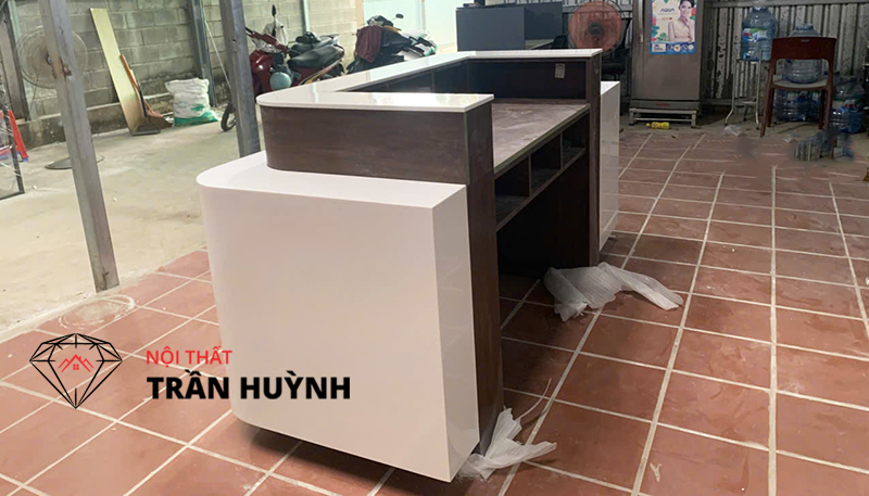 Dự Án Văn Phòng Quận 7: Quầy Lễ Tân Đá S105 MILD WHITE Tinh Tế & Hiện Đại