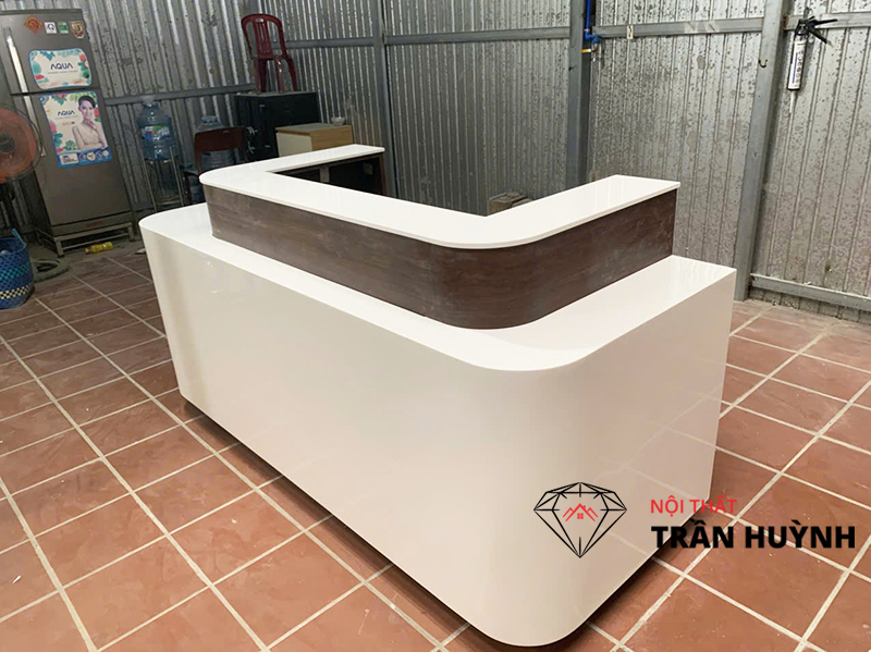 Dự Án Văn Phòng Quận 7: Quầy Lễ Tân Đá S105 MILD WHITE Tinh Tế & Hiện Đại