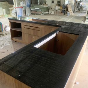 Dự Án Mặt Đá Bếp Đen Kim Sa Trung Tại Xuân Thới Sơn, Hóc Môn – Bền Vững Theo Thời Gian