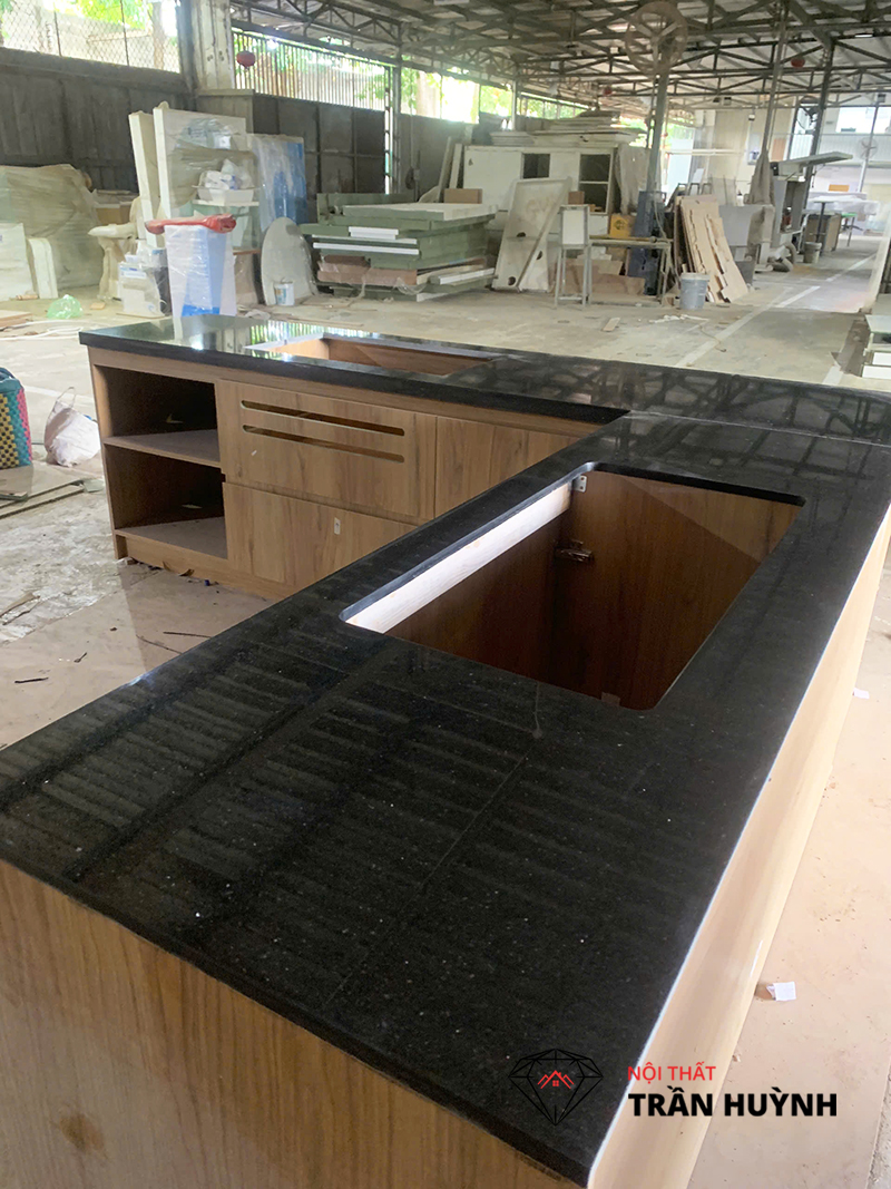 Hình ảnh thực tế Mặt Đá Bếp Đen Kim Sa Trung Tại Hóc Môn