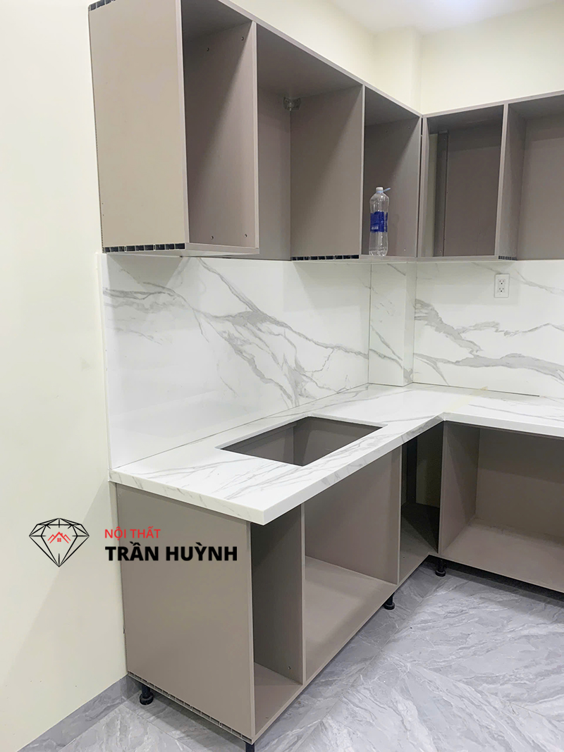 Thi Công Mặt Bếp Đá Trắng Sứ Vân Mây – Công Trình Thực Tế Tại Quận 12 Gây Ấn Tượng