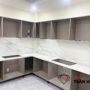 Thi Công Mặt Bếp Đá Trắng Sứ Vân Mây – Công Trình Thực Tế Tại Quận 12 Gây Ấn Tượng