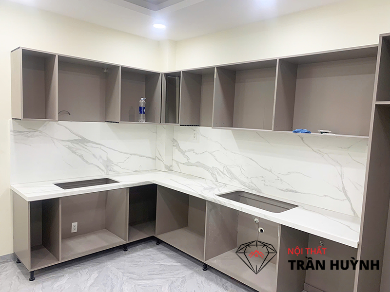 Thi Công Mặt Bếp Đá Trắng Sứ Vân Mây – Công Trình Thực Tế Tại Quận 12 Gây Ấn Tượng