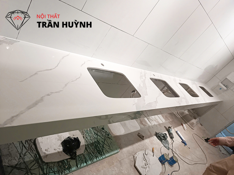 Hình Ảnh thực tế Mặt Bàn Lavabo Đá Nhân Tạo Lamar Vân Mây Tại Aeon Tân An Long An