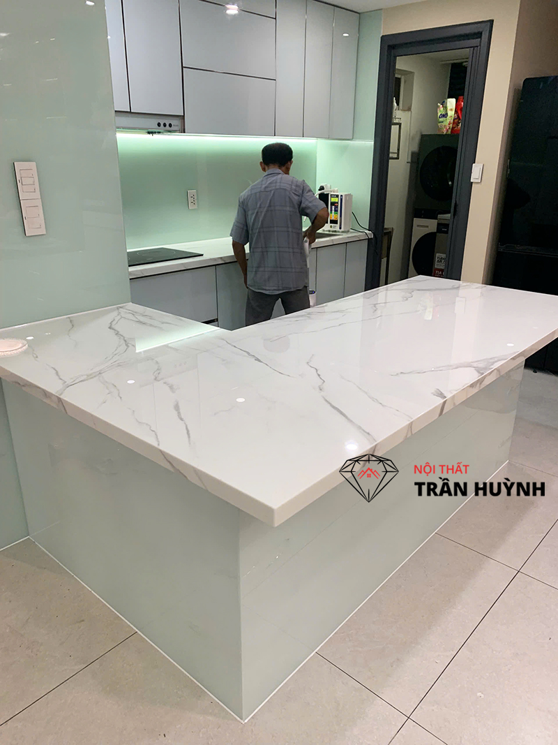 Dự án Thi Công Bếp Đá Nhân Tạo Trắng Sứ Vân Mây – Mai Chí Thọ, Thủ Đức