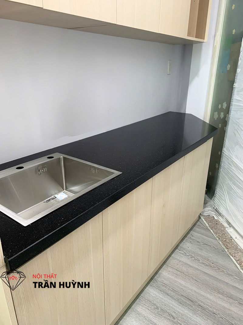 Mặt Bếp Kim Sa Trung Màu Đen Tại Công Trình Eben Interior, Đường Nguyễn Thị Minh Khai
