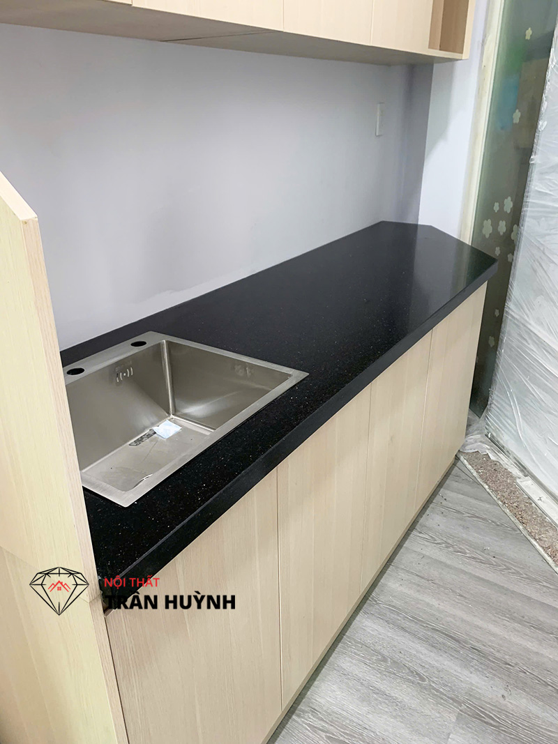 Mặt Bếp Kim Sa Trung Màu Đen Tại Công Trình Eben Interior, Đường Nguyễn Thị Minh Khai