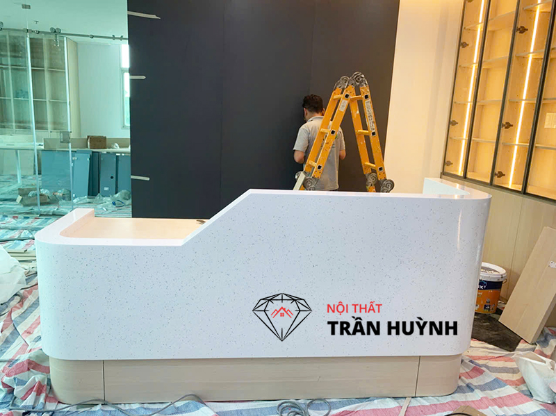 Hình ảnh thực tế Quầy Lễ Tân Solid Surface CP302 ICE CUBIC Tại ITAXA