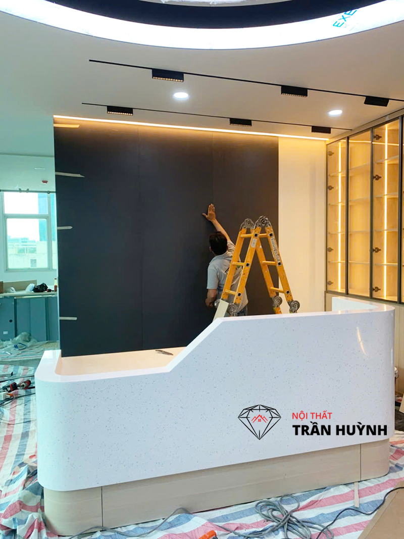 Hình ảnh thực tế Quầy Lễ Tân Solid Surface CP302 ICE CUBIC Tại ITAXA