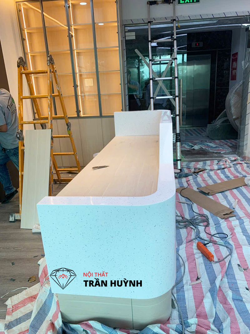 Hình ảnh thực tế Quầy Lễ Tân Solid Surface CP302 ICE CUBIC Tại ITAXA
