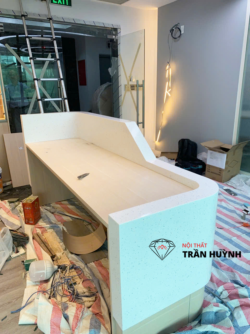 Hình ảnh thực tế Quầy Lễ Tân Solid Surface CP302 ICE CUBIC Tại ITAXA