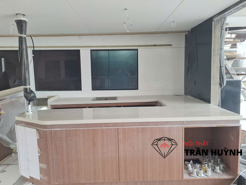Mặt Bếp & Quầy Bar Đá Solid Surface Dự Án Tàu Long An – Giải Pháp Nội Thất Hiện Đại