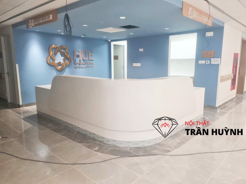Thi Công Đá Solid Surface Tại Bệnh Viện Quốc Tế Huế – Hoàn Thiện Quầy Lễ Tân, Mặt Bếp & Lavabo Hiện Đại