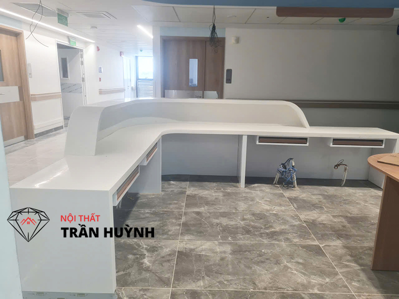 Thi Công Đá Solid Surface Tại Bệnh Viện Quốc Tế Huế – Hoàn Thiện Quầy Lễ Tân, Mặt Bếp & Lavabo Hiện Đại