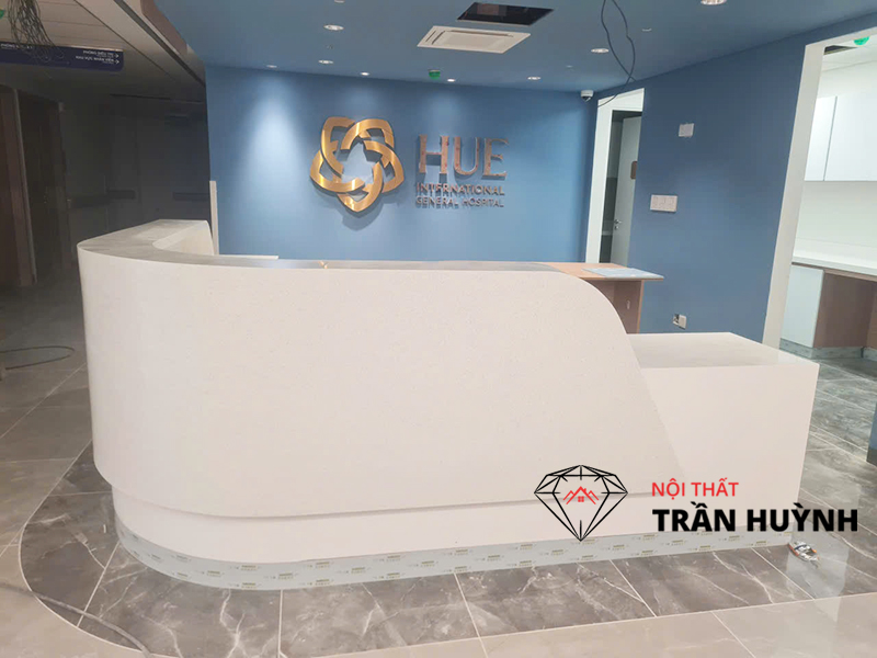 Thi Công Đá Solid Surface Tại Bệnh Viện Quốc Tế Huế – Hoàn Thiện Quầy Lễ Tân, Mặt Bếp & Lavabo Hiện Đại