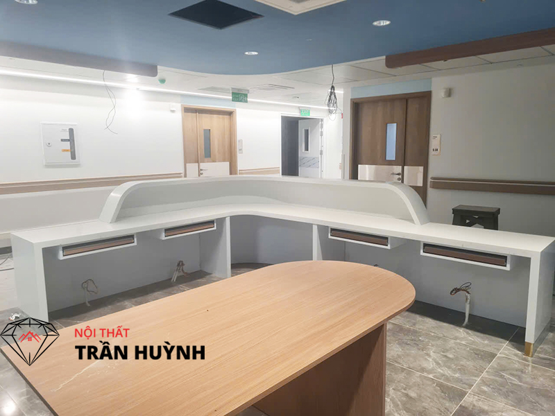 Thi Công Đá Solid Surface Tại Bệnh Viện Quốc Tế Huế – Hoàn Thiện Quầy Lễ Tân, Mặt Bếp & Lavabo Hiện Đại
