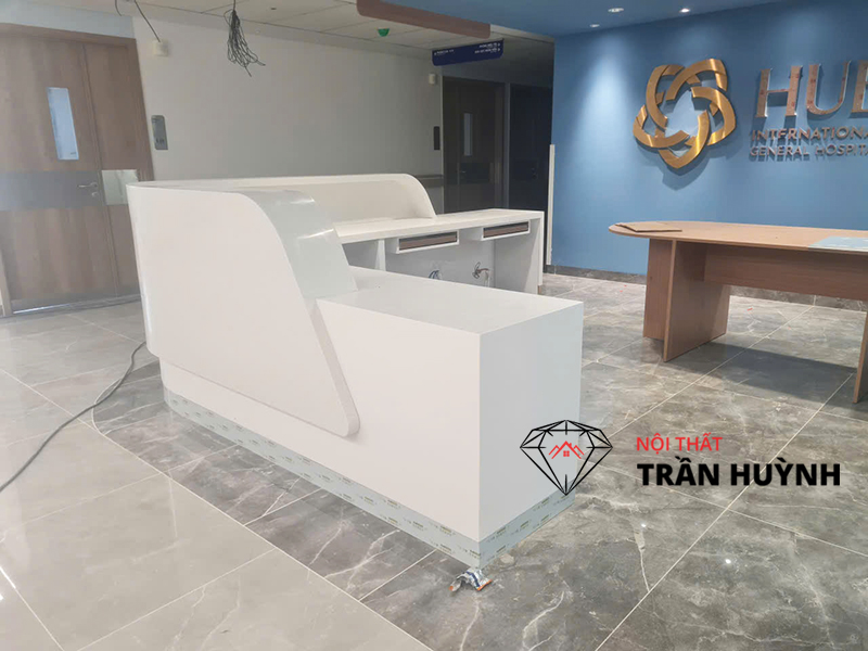 Thi Công Đá Solid Surface Tại Bệnh Viện Quốc Tế Huế – Hoàn Thiện Quầy Lễ Tân, Mặt Bếp & Lavabo Hiện Đại