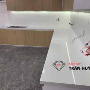 Thi Công Đá Solid Surface Trắng Cho Mặt Bếp Tại Thảo Điền – Giải Pháp Chuẩn Mực Về Thẩm Mỹ & Chất Lượng