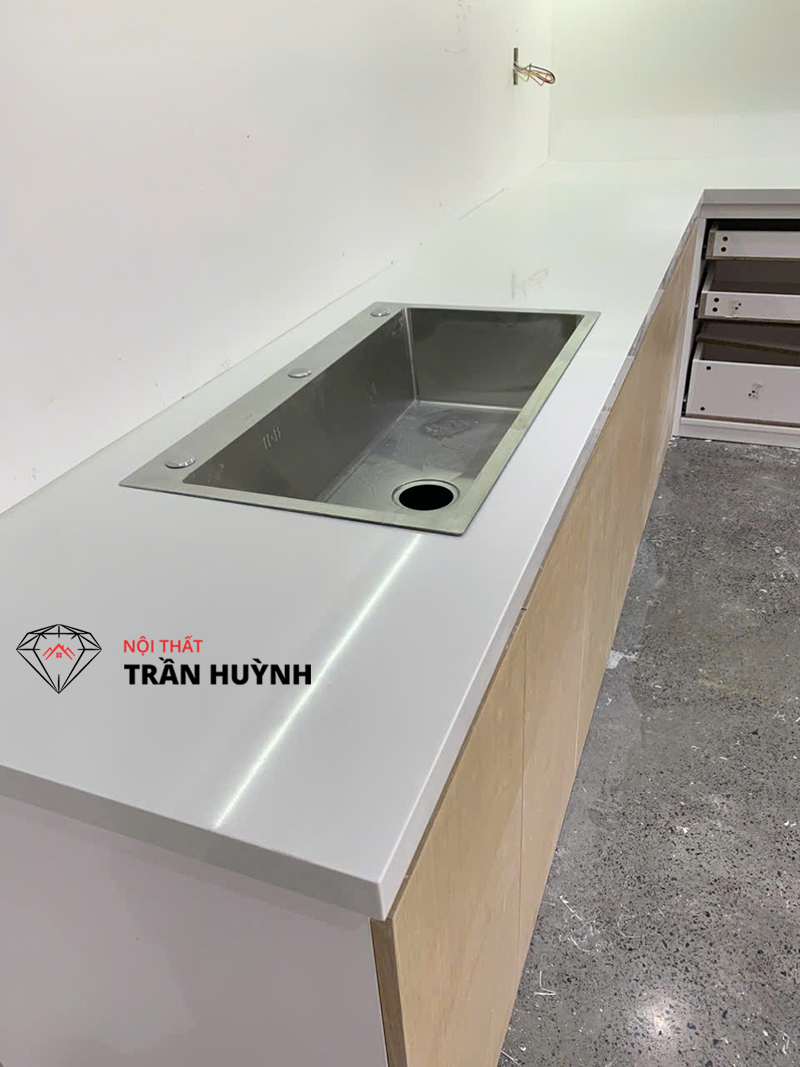 Thi Công Đá Solid Surface Trắng Cho Mặt Bếp Tại Thảo Điền – Giải Pháp Chuẩn Mực Về Thẩm Mỹ & Chất Lượng