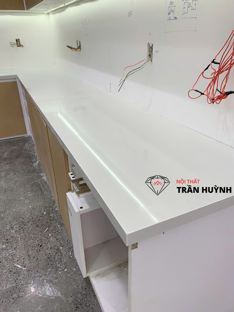 Thi Công Đá Solid Surface Trắng Cho Mặt Bếp Tại Thảo Điền – Giải Pháp Chuẩn Mực Về Thẩm Mỹ & Chất Lượng