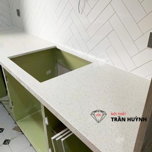 Thi Công Ốp Bếp Đá Trắng Kim Sa Tại Tân Lập Hiệp Phú – Dự Án Chuẩn Cao Cấp 2025
