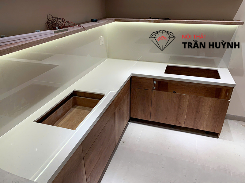 Hoàn Thiện Mặt Bếp Đá Trắng Nhân Tạo Cao Cấp Tại 2D3/3 Nguyễn Du – Thành Phố Mới Bình Dương