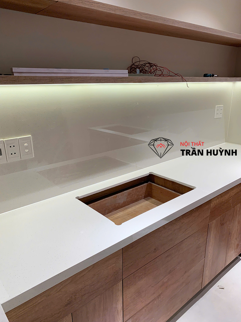 Hoàn Thiện Mặt Bếp Đá Trắng Nhân Tạo Cao Cấp Tại 2D3/3 Nguyễn Du – Thành Phố Mới Bình Dương