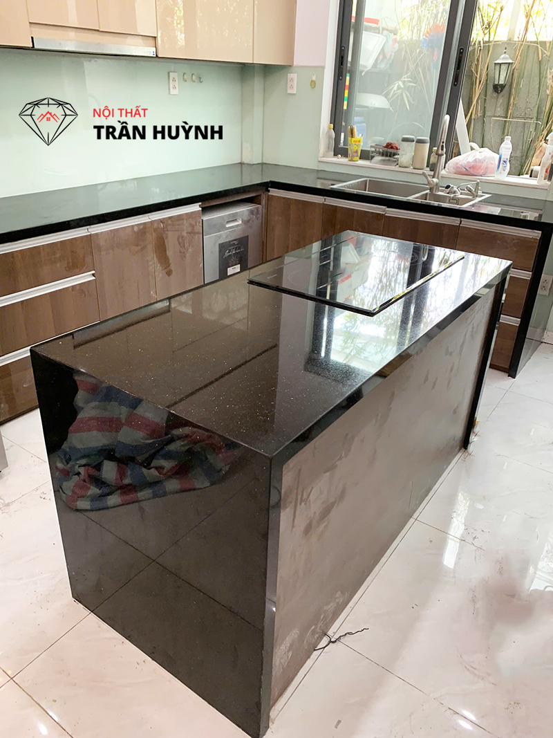 Hoàn Thiện Không Gian Bếp Đá Kim Sa Trung Tại Senturia Vườn Lài Quận 12 – Giải Pháp Bền Đẹp Cho Nhà Phố Hiện Đại