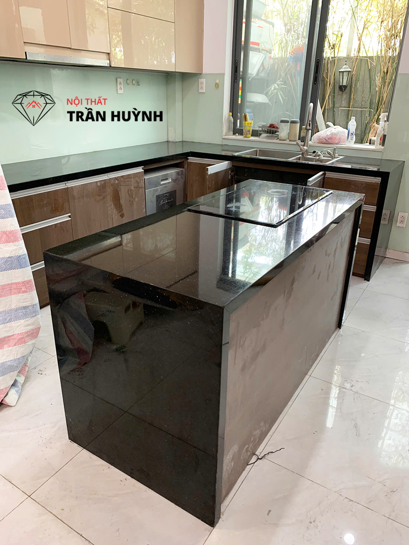 Hoàn Thiện Không Gian Bếp Đá Kim Sa Trung Tại Senturia Vườn Lài Quận 12 – Giải Pháp Bền Đẹp Cho Nhà Phố Hiện Đại