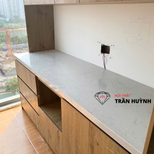 Hoàn Thiện Mặt Bếp Đá Nhân Tạo Tại Tòa Nhà IPC Nguyễn Văn Linh – Giải Pháp Đẹp & Thực Tế Cho Căn Hộ Cao Tầng