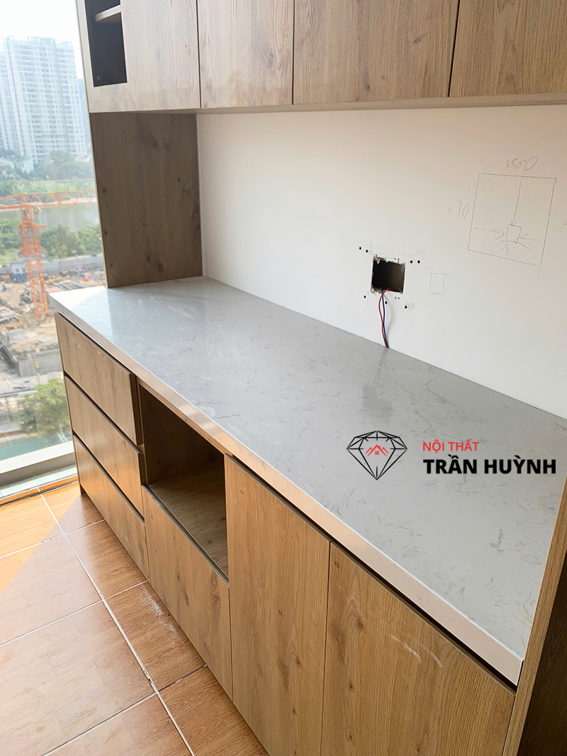 Hoàn Thiện Mặt Bếp Đá Nhân Tạo Tại Tòa Nhà IPC Nguyễn Văn Linh – Giải Pháp Đẹp & Thực Tế Cho Căn Hộ Cao Tầng