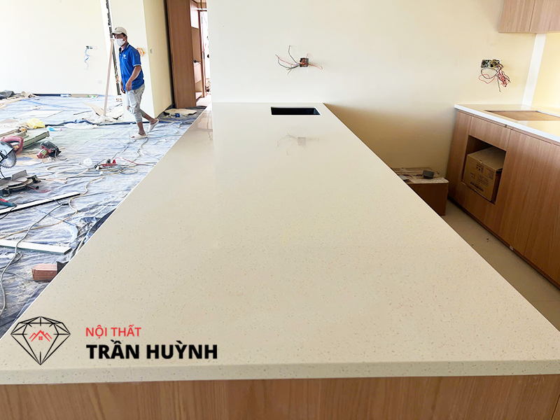 Hoàn Thiện Hạng Mục Bếp – Bàn Đảo – Lavabo Solid Surface Tại Villa R8 Nha Trang City