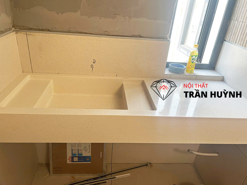Hoàn Thiện Hạng Mục Bếp – Bàn Đảo – Lavabo Solid Surface Tại Villa R8 Nha Trang City