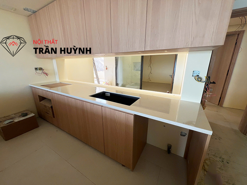 Hoàn Thiện Hạng Mục Bếp – Bàn Đảo – Lavabo Solid Surface Tại Villa R8 Nha Trang City