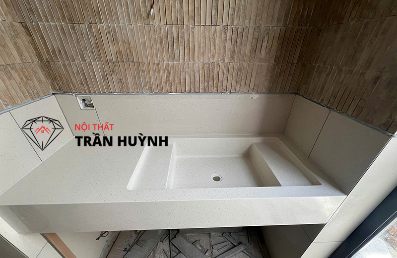 Hoàn Thiện Hạng Mục Bếp – Bàn Đảo – Lavabo Solid Surface Tại Villa R8 Nha Trang City