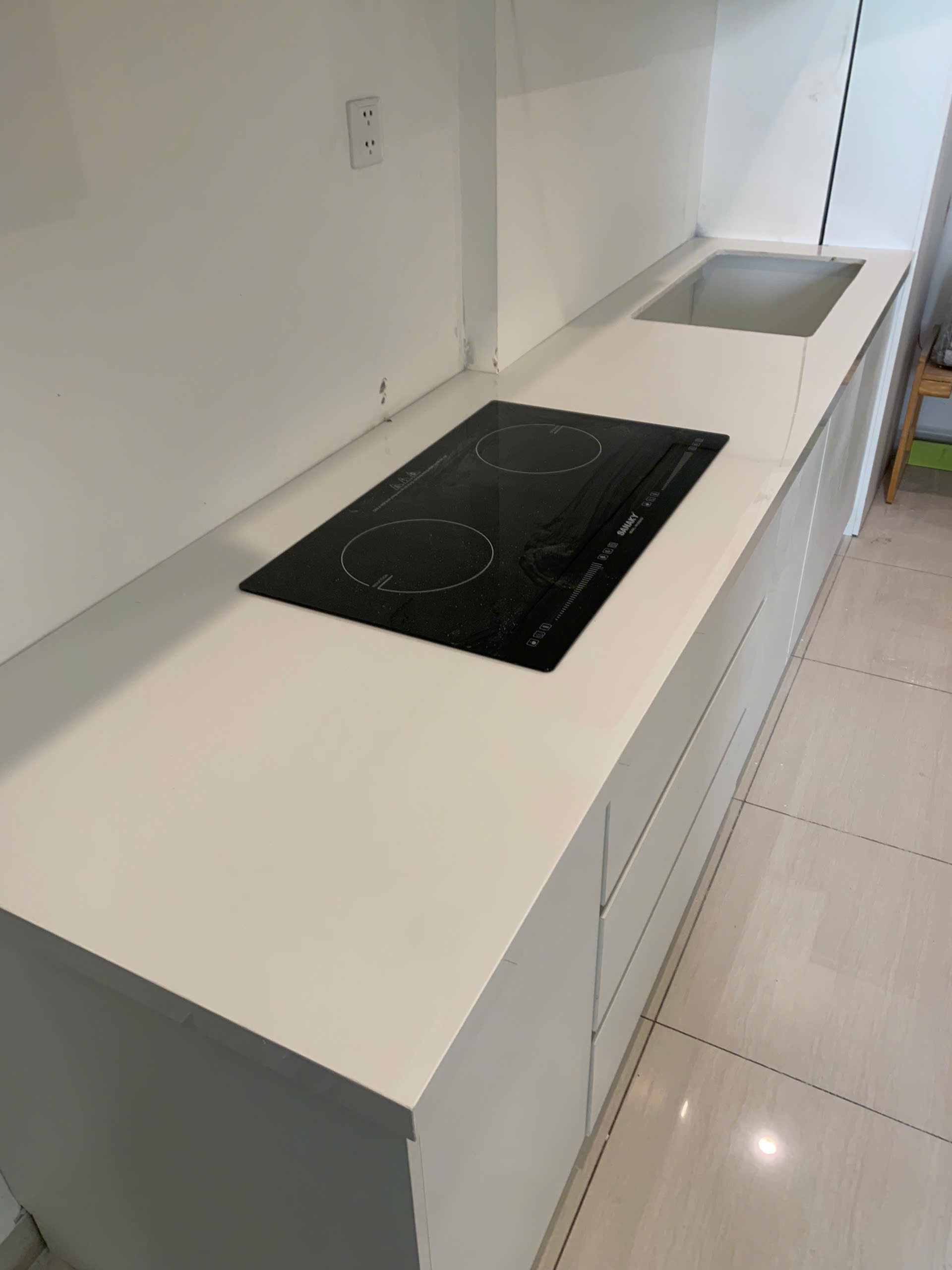 Thi Công Mặt Bếp Đá Trắng Lamar Trơn Tại Căn Hộ S6.01 – Vinhomes Grand Park