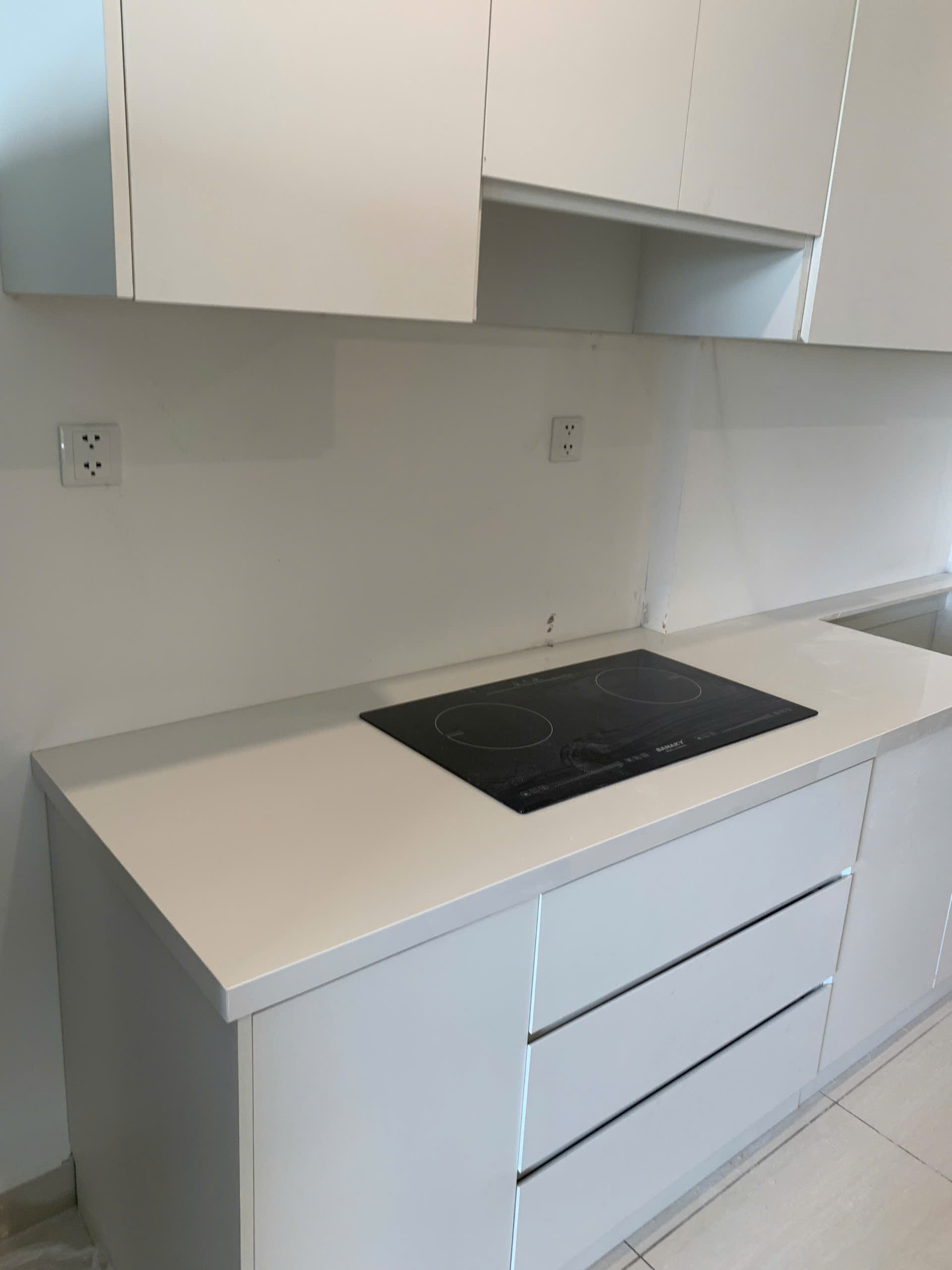 Thi Công Mặt Bếp Đá Trắng Lamar Trơn Tại Căn Hộ S6.01 – Vinhomes Grand Park