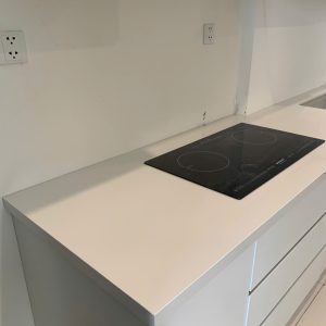 Thi Công Mặt Bếp Đá Trắng Lamar Trơn Tại Căn Hộ S6.01 – Vinhomes Grand Park