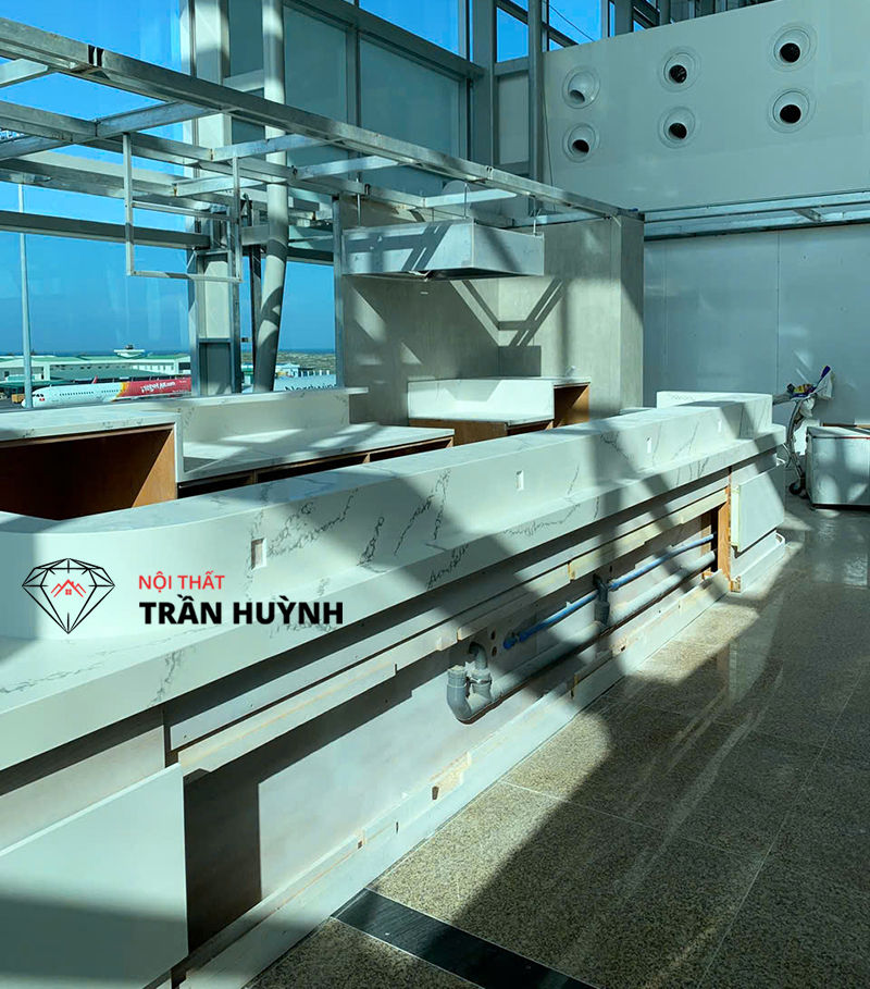 Hình ảnh thực tế dự án Thi Công Quầy Lễ Tân Đá Nhân Tạo Tại Sân Bay Cam Ranh