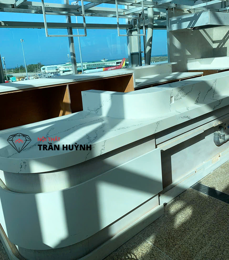 Hình ảnh thực tế dự án Thi Công Quầy Lễ Tân Đá Nhân Tạo Tại Sân Bay Cam Ranh