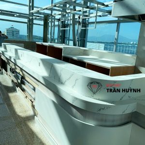 Thi Công Quầy Đá Nhân Tạo Tại Sân Bay Cam Ranh – Nâng Tầm Không Gian Đón Tiếp