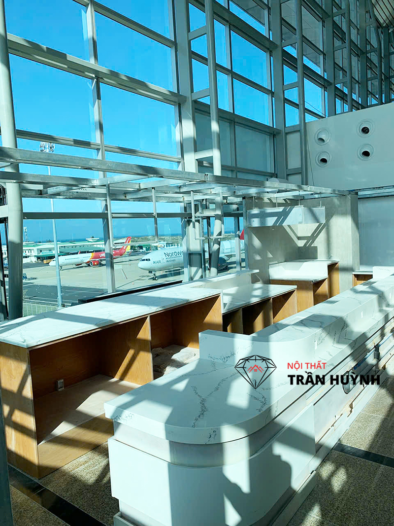 Hình ảnh thực tế dự án Thi Công Quầy Lễ Tân Đá Nhân Tạo Tại Sân Bay Cam Ranh