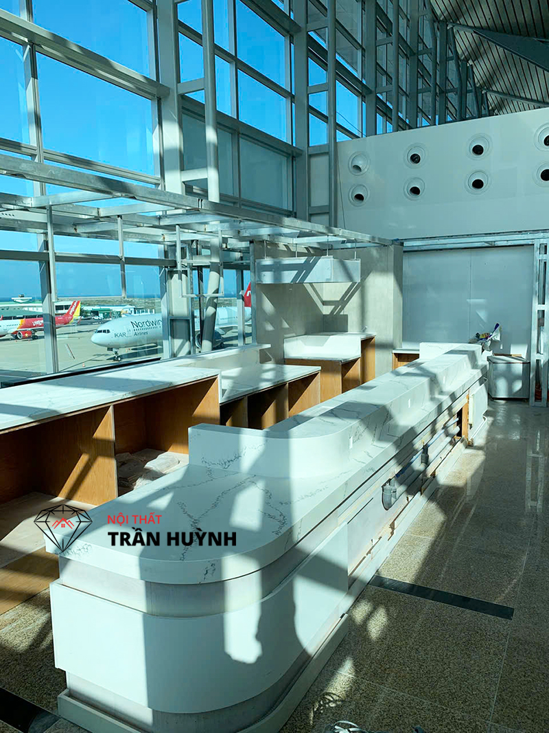 Hình ảnh thực tế dự án Thi Công Quầy Lễ Tân Đá Nhân Tạo Tại Sân Bay Cam Ranh