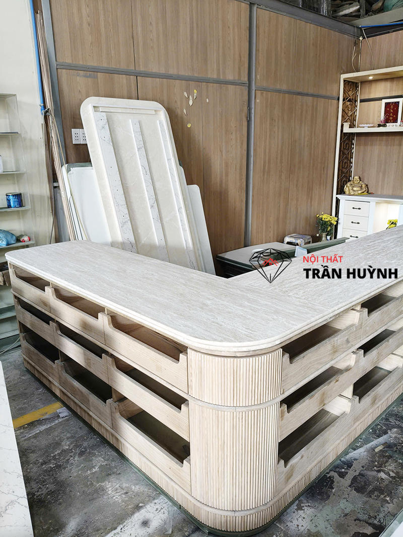 Thi Công Đá Travertine Tự Nhiên Cho Quầy Dịch Vụ Sân Bay Cam Ranh Nha Trang